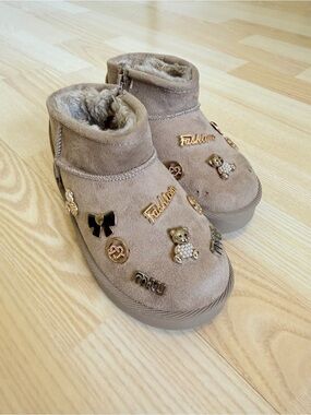 🌈6/$10 C&C California Plush Beige Winter Booties with Decorative Charms
